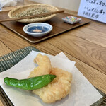蕎麦に銘酒 蔵美庭 - 小エビの天ぷら二八