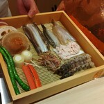 天㐂あらた - 本日使用する天ぷらのネタを紹介してくれました　ここで撮影タイムです　パチリ