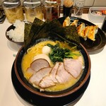 横浜家系ラーメン 岡本家 - 