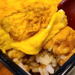 みこと屋 - 黄金穴子重(九州産)(税込3,600円)
            手早くふっくら焼いた厚い出汁巻き玉子を載せます
            このふっくら厚い出汁巻き玉子と焼き煮穴子とタレ掛けした微かに硬めな白ご飯がベストマッチしています