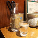 Sakanaryouri Semmon Toto Ichi - 地酒「花の舞」大吟醸（1合￥1380）。浜松酒造の「出世城」と迷ったが、まずは大本命から