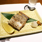Sakanaryouri Semmon Toto Ichi - 太刀魚塩焼き。右下に添えられた「肝」にご注目！ うなぎの肝みたいなほろ苦さ、これは珍しい