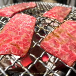 炭火焼肉 日本橋イタダキ - 焼きだしてもドリップ垂れしてこないのが素晴らしい