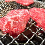 炭火焼肉 日本橋イタダキ - 焼きだしてもドリップ垂れしてこないのが素晴らしい
