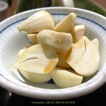 炭火焼肉 日本橋イタダキ - にんにく焼き こちらも１皿に結構たっぷり入ってますよ