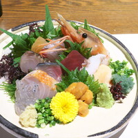 魚料理専門 魚魚一 - 刺身の盛合せ。キンメ、カンパチ、ニジマス、サワラ、〆サバ、生しらす、黒ミル貝… 品数がすごい！