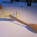 ジョルジュ マルソー - バターと変わった形のバターナイフ。