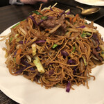 香港料理 恵明 - 焼そばは独特の縮れ細麺と良いサイズの細切り野菜で全体のまとまりは抜群。
      ソバも具材のひとつになり、一体感はこれまで食べたことのないレベル。しかもこのボリューム