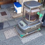 小川菊 - 入口前にはストーブ