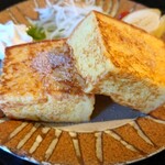 鼓童 - ○フレンチトースト
厚めなトーストにタップリの液を塗れさせ
全面キチンとコンガリ焼かれてる。

お上品で美味しい味わいだよねえ〜
ドリンク代だけのモーニングとは思えない質感。