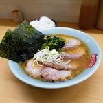 yokohamara-memmachidaya - チャーシューメン並960円と半ライス100円
                        オーダーは全て普通です。家系ラーメンっぽく無いけどめちゃくちゃ美味いラーメンでした！