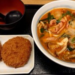 Dondon An - チゲ風ホルモンうどん(790円税込)、台湾ミンチカツ(190円税込×２枚)