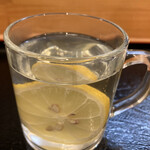 三笠食堂 - 冬にぴったりなジンのレモン漬けお湯割　400円　美味しくて3杯くらい飲んだ！