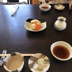 しのうち - お通しの漬け物は、人参の糠漬けと白菜漬け。