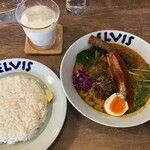スープカレー&ダイニング エルビス - ランチタイムはドリンクorライス大盛りサービス