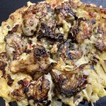 お好み焼き 多美也 - ソース塗る前にズーム　牡蠣は大小8個くらい
