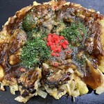 お好み焼き 多美也 - ソースに鰹粉、青のりに紅生姜乗せて完成