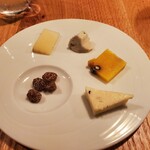 Sognando - デザートの代わりに選べるチーズ。貴腐ワインにつけた干しブドウが美味しかった