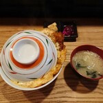 とんかつ めし処 長屋 - 蓋付きの丼（味噌汁とお新香付）