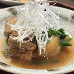 大阪 松下 - 豚の角煮。脂身の少ない豚を使ってらっしゃり、大根が染み染み。サラッとした程良い甘さ、そして出汁の優しさが相まり、とっても美味しいです。