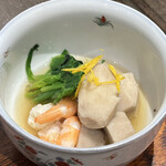 大阪 松下 - エビ芋と海老の煮物。　エビ芋はふっくらとあま〜く粘り気が良く、海老はプリッとかつゆっくりと出汁が染み込んでおり美味しいです。火加減並び炊き方の構成が素晴らしいと思います。
