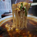 辛麺屋 桝元 - 元祖辛麺(辛さ５)の麺リフト