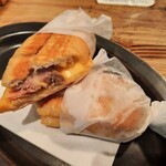 ALL DAY COFFEE - バターで焼きながらプレスするカリカリのパンと、分厚いローストポークやチーズ、ハムにピクルスが最高のハーモニー