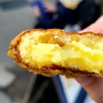 そば処 とんぼ - 天ぷら紅葉饅頭【クリーム】(税込200円)
            こちらは注文が入ってから揚げるシステムなのか、随分と待ち時間があります
            しかも受け取った時は微妙に冷めていたし、味わいも微妙