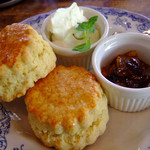 カフェ エ バール ドゥー - スコーン 自家製ジャム添え