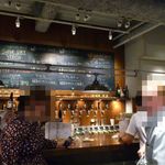 クラフトビアマーケット - 店内のカウンター。カウンターにも人がびっしりいました。