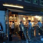 クラフトビアマーケット - 外観。立ち飲みで飲んでいる人も多いです。