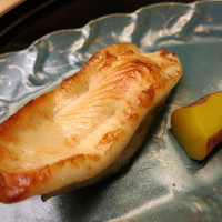 割烹 喜作 - 25年6月　焼物　メイタカレイの若狭焼き　サツマイモ甘煮添え
