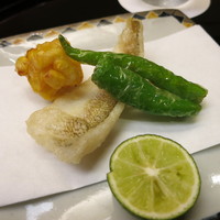割烹 喜作 - 25年6月　揚げ物　キス・京伏見唐辛子・玉蜀黍かき揚げ　酢橘、塩で