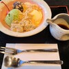 御茶処 沖みつ - 甘味盛り合せ「沖みつ」(税込880円)
お皿に盛られていたのは下記の通り
アイスクリーム(バニラ・抹茶)、わらび餅、白玉だんご、特注餡子、黒蜜、きな粉
なんかパフェの具材が皿に盛られた感じです