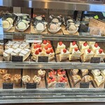 パティスリー もなみ - 今日の開店時のショーケース