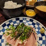 196163514 - 鶏むねタタキ¥599。ご飯セット¥299（ご飯＋みそ汁＋おつけもの）