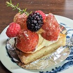 パティスリー もなみ - いちごあめのタルト、ギリギリ積み重なってます