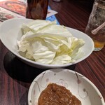 Uma Karaage To Izakameshi Mirai Zaka - お通し代¥300。肉味噌キャベツ。甘い肉味噌がとてもおいしい(๑´ڡ`๑)
