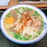 立ち食いうどん 味沢 - ぼっかけうどんに生たまご追加で500円