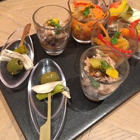 Jose Luis - 手前のオリーブ・サーディン・青唐辛子の串も美味しかった♪