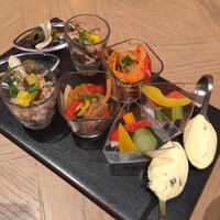 Jose Luis - ピンチョス5種　手前のパルミジャーノのフランが好き♪ 母もおかわり