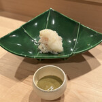 登喜和鮨 - ズワイガニの上に聖護院かぶら　カニ味噌と
