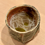 登喜和鮨 - 甘鯛のガラの出汁にお茶のオイル　米粉の麺