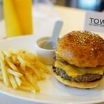 パスタ ボウル デザート TOWN - TOWNバーガー (1,350)、チーズ (￥100)、オレンジジュース (￥160)