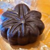 やまだ屋 - コーティングチョコもみじ(税込140円)
チョコを餡の代わりに入れたチョコ紅葉饅頭とは系統が異なり、餡無し紅葉饅頭をチョコでコーティングしてあり、チョコレートの甘みがダイレクトに味わえます。
