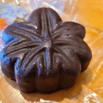 やまだ屋 - コーティングチョコもみじ(税込140円)
チョコを餡の代わりに入れたチョコ紅葉饅頭とは系統が異なり、餡無し紅葉饅頭をチョコでコーティングしてあり、チョコレートの甘みがダイレクトに味わえます。