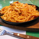 鉄板の「ナポリタン」です