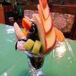 レストラン河亭 - アングル２ ♪　　フルーツパフェのようですがチョコパ～って注文したんです