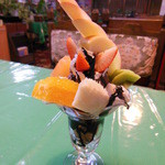 レストラン河亭 - アングル３ ♪　　たくさんのフルーツで飾られています