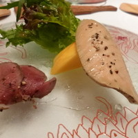 クッチーナ イタリアーナ ガッルーラ - 2013.06 桜の木で軽く燻した“フレッシュフォワグラ”　“マンゴー”　“鴨胸肉”の冷製山形県産栃の木の花の蜂蜜のサルサ